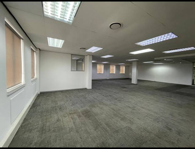 2,415M² OFFICE FOR SALE IN BRYANSTON